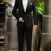 smoking-elegante-en-maniqui-smoking-guzmans